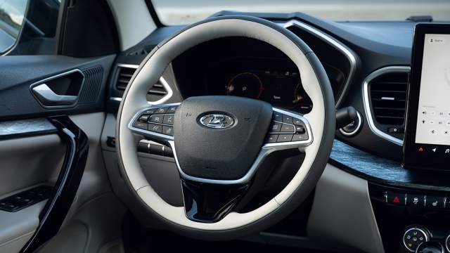 Руль обшит двухцветной кожей и снабжен подогревом