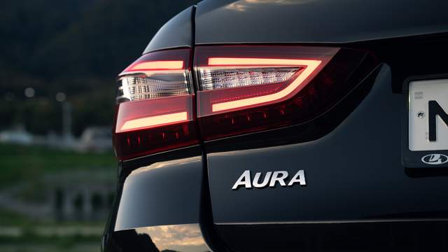 На крышке багажника единственная надпись — Aura