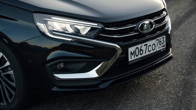 Уже в базе автомобиль оснащен светодиодными фарами и противотуманками с функцией подсветки поворота