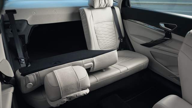 Механизм складывания спинок задних сидений сохранен