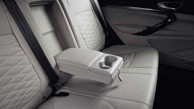 В откидном подлокотнике есть два подстаканника