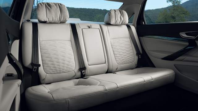 Диван рассчитан на двоих, но третий ремень безопасности сохранили. На подголовники крепятся мягкие подушки