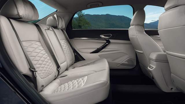 Сзади сиденья и подлокотники обиты кожей. Прибавка в колесной базе пришлась на место для ног. Посадку пассажиров на заднем диване немного изменили в сравнении с Вестой