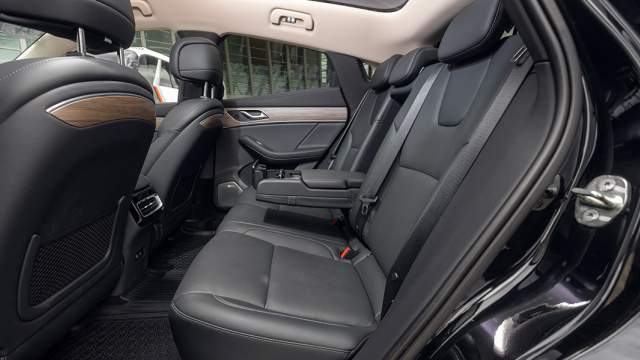 На заднем ряду комфортно, есть запас места над головами