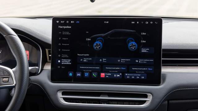 Управление всеми функциями, включая направление воздушных потоков, завязано на большой тачскрин
