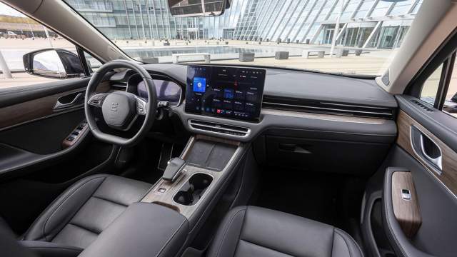 Интерьер i-Jet минималистичен и с претензией на премиум