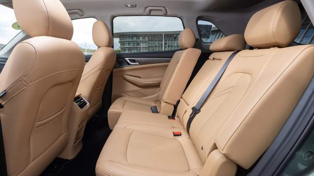 Кресла среднего ряда двигаются продольно, наклон их спинок можно изменить