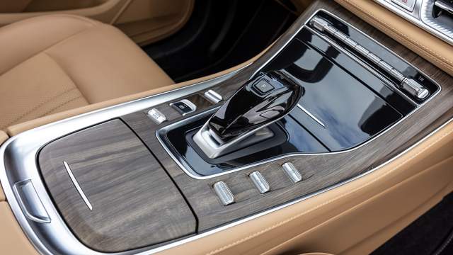 На консоли довольно много физических кнопок