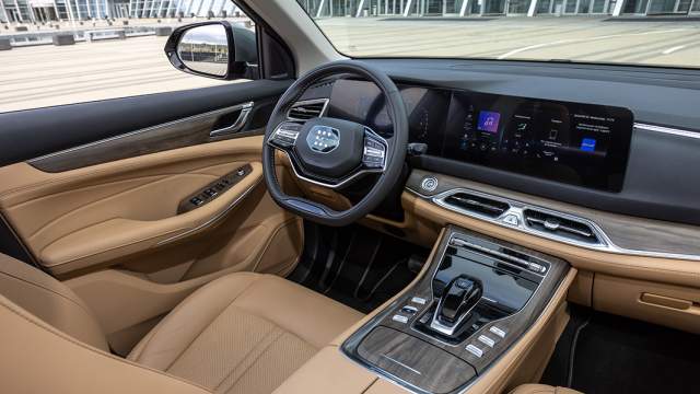 Интерьер i-Space может быть светло-коричневым или черным. В базовой комплектации руль не регулируется по вылету, а вместо климат-контроля — кондиционер