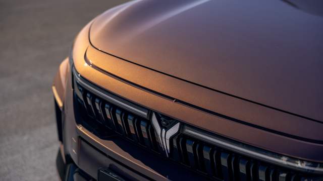 Перед капотом появилась имитация воздухозаборника