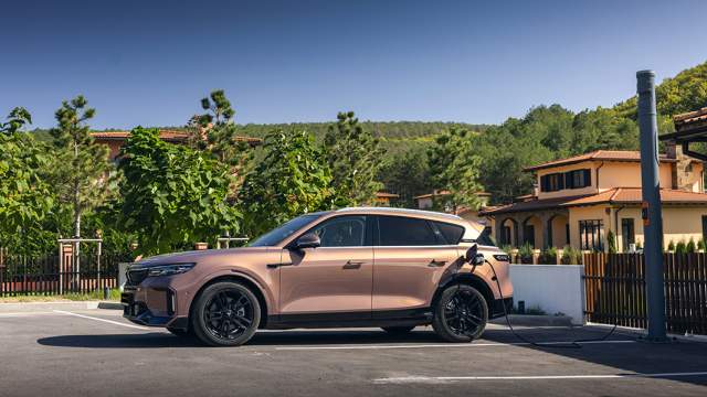 Медленная зарядка переменным током с 20 до 80% занимает 4,5-5,7 часов. Мощность встроенного зарядного устройства 7 кВт. Время зарядки от быстрой станции — 30 минут