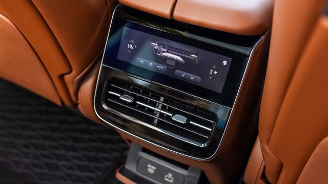 В распоряжении задних пассажиров теперь есть тачскрин