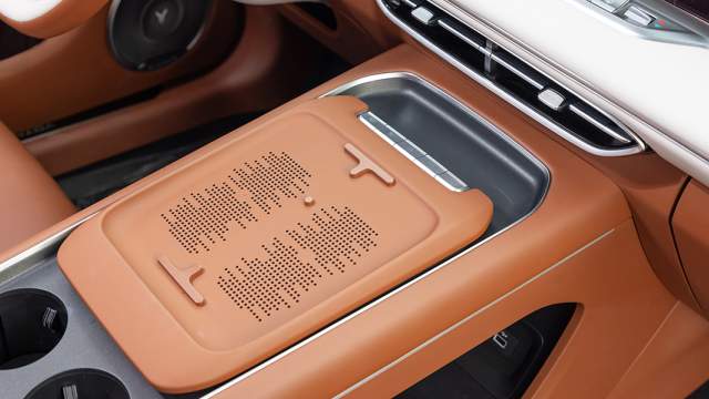 На центральной консоли появилась беспроводная зарядка