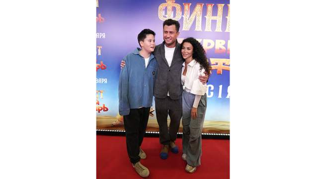 Павел Прилучный с сыном Тимофеем и супругой Зепюр Брутян