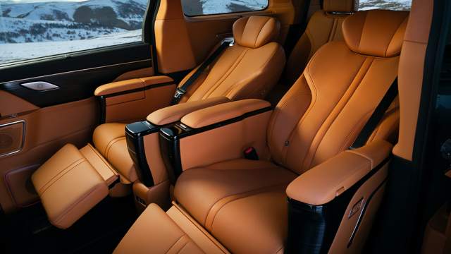 Сиденья второго ряда при помощи электроприводом раскладываются практически в горизонтальное положение