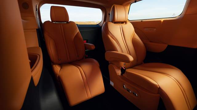 Раздельные кресла третьего ряда сидений оснащены подогревом, вентиляцией и «отоманками»