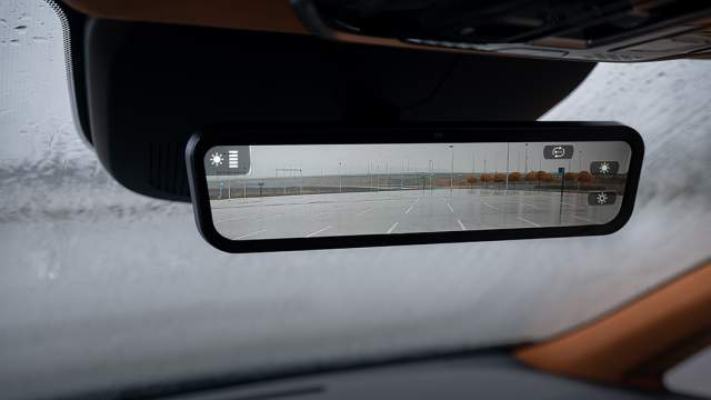 Зеркало заднего вида представляет собой дисплей, на который выводится изображение с задней камеры