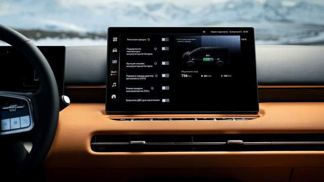 Информация о работе гибридной силовой установки отображается на центральном дисплее...