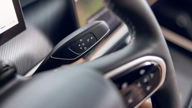 Селектор трансмиссии выполнен в виде подрулевого переключателя