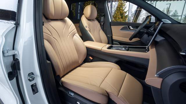 Переднее пассажирское кресло оснащено оттоманкой