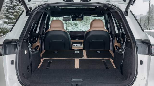 При полностью сложенных пассажирских креслах его объем превышает 2 куб. м