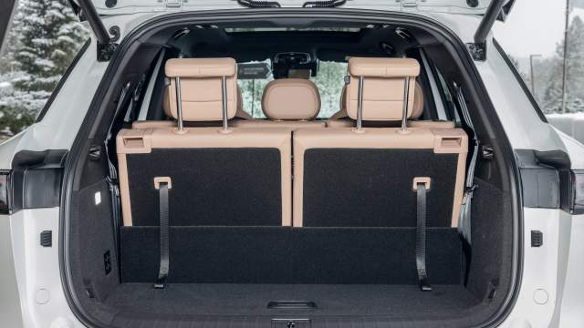 При разложенных креслах третьего ряда объем багажника составляет 200 литров