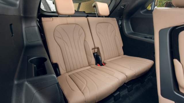Третий ряд сидений обеспечивает неплохой запас свободного места