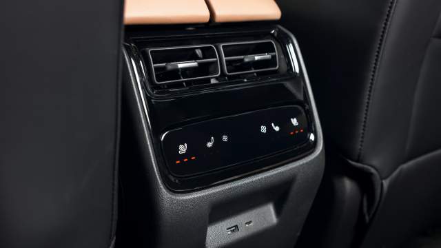 Задние могут только регулировать направление потоков воздуха и интенсивность обдува. Выбор температуры им недоступен