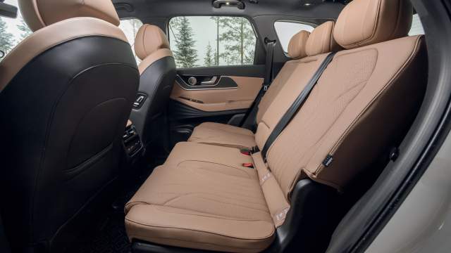 Второй ряд сидений оснащен электрорегулировками