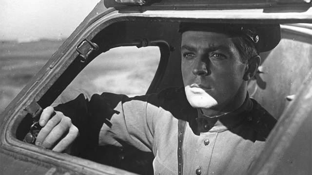 Кадр из кинофильма Николая Розанцева "В твоих руках жизнь", 1959 год. Поставлен по мотивам очерка Аркадия Сахнина "Эхо войны" о подвиге советских саперов. Капитан Дудин - Олег Стриженов