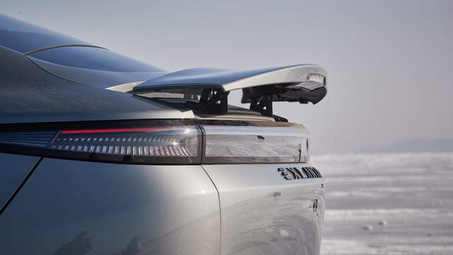 Выдвижное антикрыло выпускается автоматически или принудительно и имеет два положения