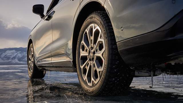 Кроссовер Exlantix ET обут в 20-дюймовые колеса