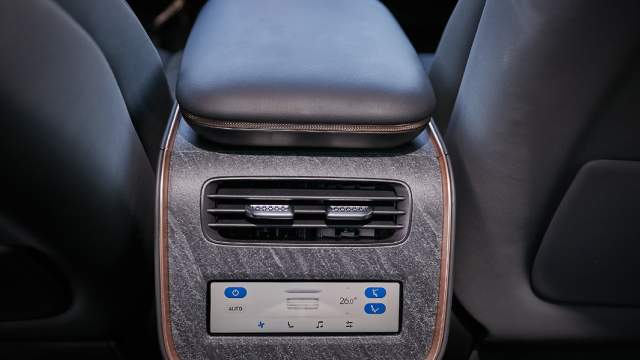 Управление микроклиматом на втором ряду сидений также возложено на небольшой дисплей с виртуальными кнопками