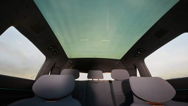 Панорамная крыша из матового стекла — отличительная особенность обеих машин