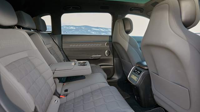 Сзади в кроссовере Exlantix ET гораздо просторнее, чем в седане ES