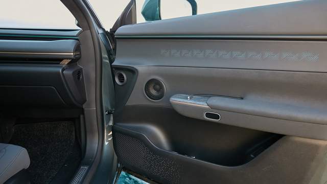 Что на седане, что на кроссовере двери изнутри открываются нажатием кнопки. Чтобы их закрыть, достаточно нажать на педаль тормоза