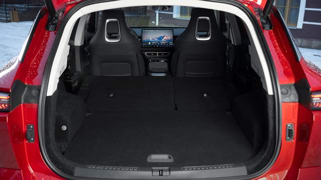 А при сложенных сиденьях второго ряда — 977 литров