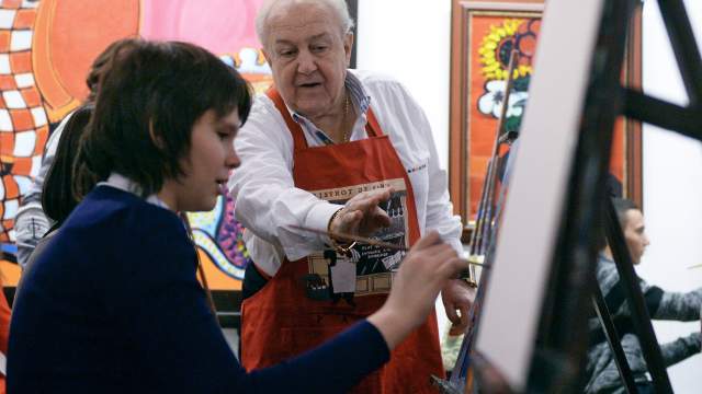 Президент Российской академии художеств Зураб Церетели на своем мастер-классе для детей — победителей международной выставки-конкурса художественных произведений «Белая ворона» в Галерее искусств Зураба Церетели в Москве. 2015 год