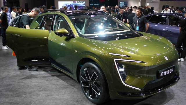 Если бензоэлектрическую «шестерку» Avatr компания Changan готовит к дебюту в России в 2026-м, то спортбэк 12 и кроссовер 07 (на фото) в гибридной версии планируется вывести на наш рынок уже в текущем году 