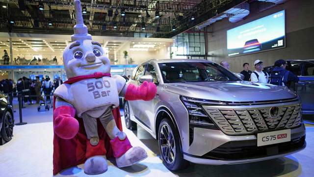На мотор-шоу привезли Changan CS75 Plus четвертого поколения, тогда как в России с прошлого года продается кроссовер только третьей генерации. Подтверждено, что он появится в России, причем модель на нашем рынке впервые получит полный привод 