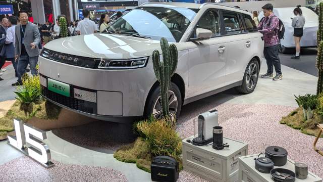 Компактный кроссовер Jaecoo J5 заявлен для России на 2025 год. В Шанхае представили его электрическую версию, тогда как в РФ новинка будет продаваться только с традиционным ДВС 