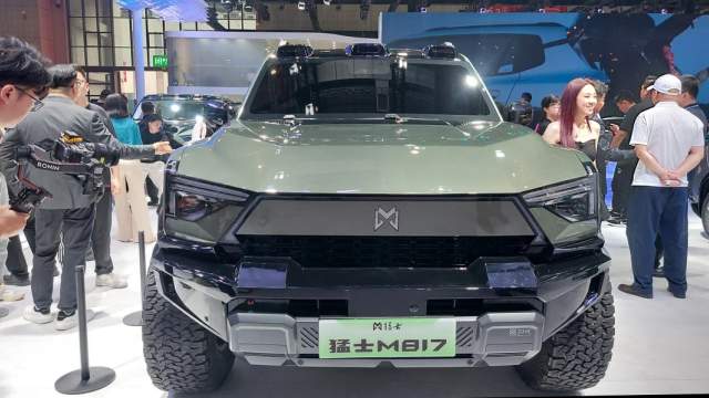 Еще одна новинка китайской компании — внедорожник M817 Warrior, вторая модель в стилистике заданной Mengshi M-Hero. Он создан в коллаборации с Huawei и несет целых три лидара на крыше 