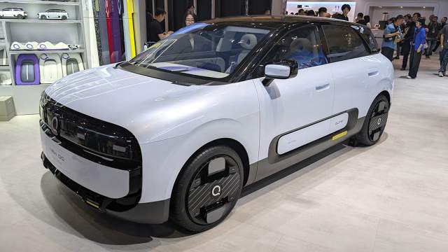 Chery возродила хетчбэк QQ, выпуск которого был прекращен в 2014 году. QQ первого поколения появился еще в 2003 году и был неофициальном клоном хетчбэка Daewoo Matiz. Теперь это электрокар с футуристичным дизайном