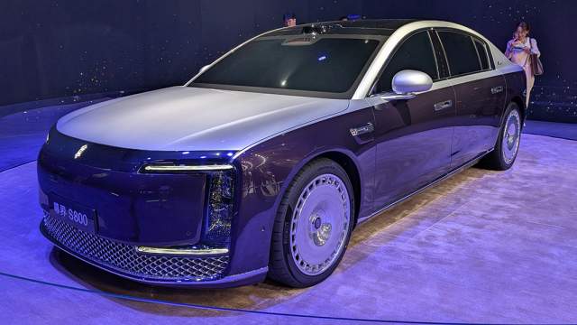 В Шанхае состоялся премьерный показ люксового седана Maextro S800 от JAC и Huawei. Его длина составляет 5480 мм, а электромоторы суммарно выдают до 863 л.с. 