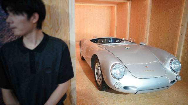 Например, легендарный Porsche 959, построенный для знаменитого ралли «Париж-Дакар» 1985 года и Porsche 550 Spyder 1956 года. За рулем такого же спорткара разбился актер и автогонщик Джеймс Дин 