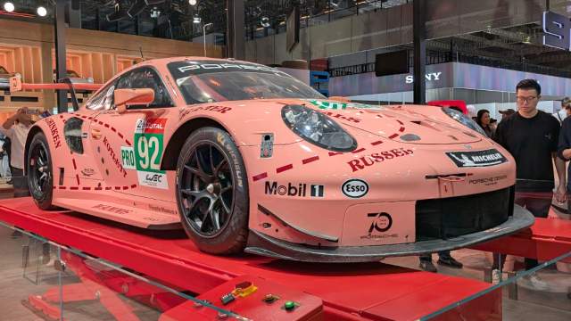 Рядом с ними красуется гоночный 911 RSR в культовой розовой ливрее, который выиграл суточный марафон в Ле-Мане в 2018 году 