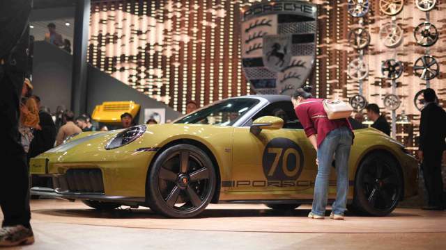 Среди новинок Porsche — особая ретроверсия GTS Cabriolet в модификации под названием Spirit 70. Стилистически спорткар отсылает к 1970-м 