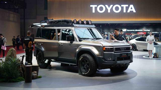 Toyota привезла в Шанхай Land Cruiser 250 (Prado) в полном внедорожном «обмундировании» – с защищающими лобовое стекло от веток тросами, грязевыми шинами, багажникам на крыше и дополнительной оптикой
