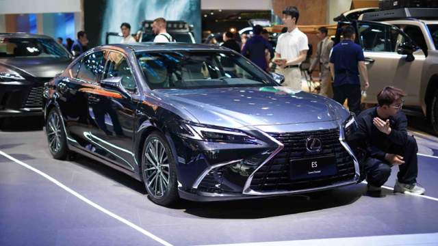 Lexus полностью переработала седан ES. Модель нового поколения радикально изменилась внешне и стала электрифицированной. Новинка выйдет на рынок в 2026 году в гибридной версии и чисто электрическом варианте 