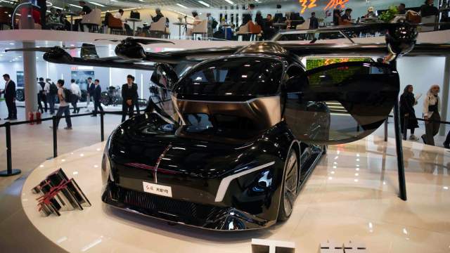 eVTOL появился и у Hongqi – премиум-бренд показал черную модель, которая состоит из двух модулей. Кабина отсоединяется от шасси и, поднявшись в воздух, способна развивать скорость до 150 км/ч и преодолевать до 200 км пути